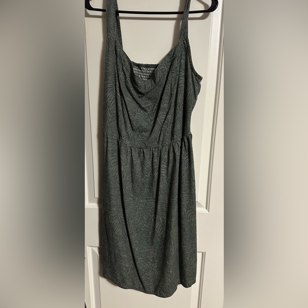 Green dress with elastic in the back